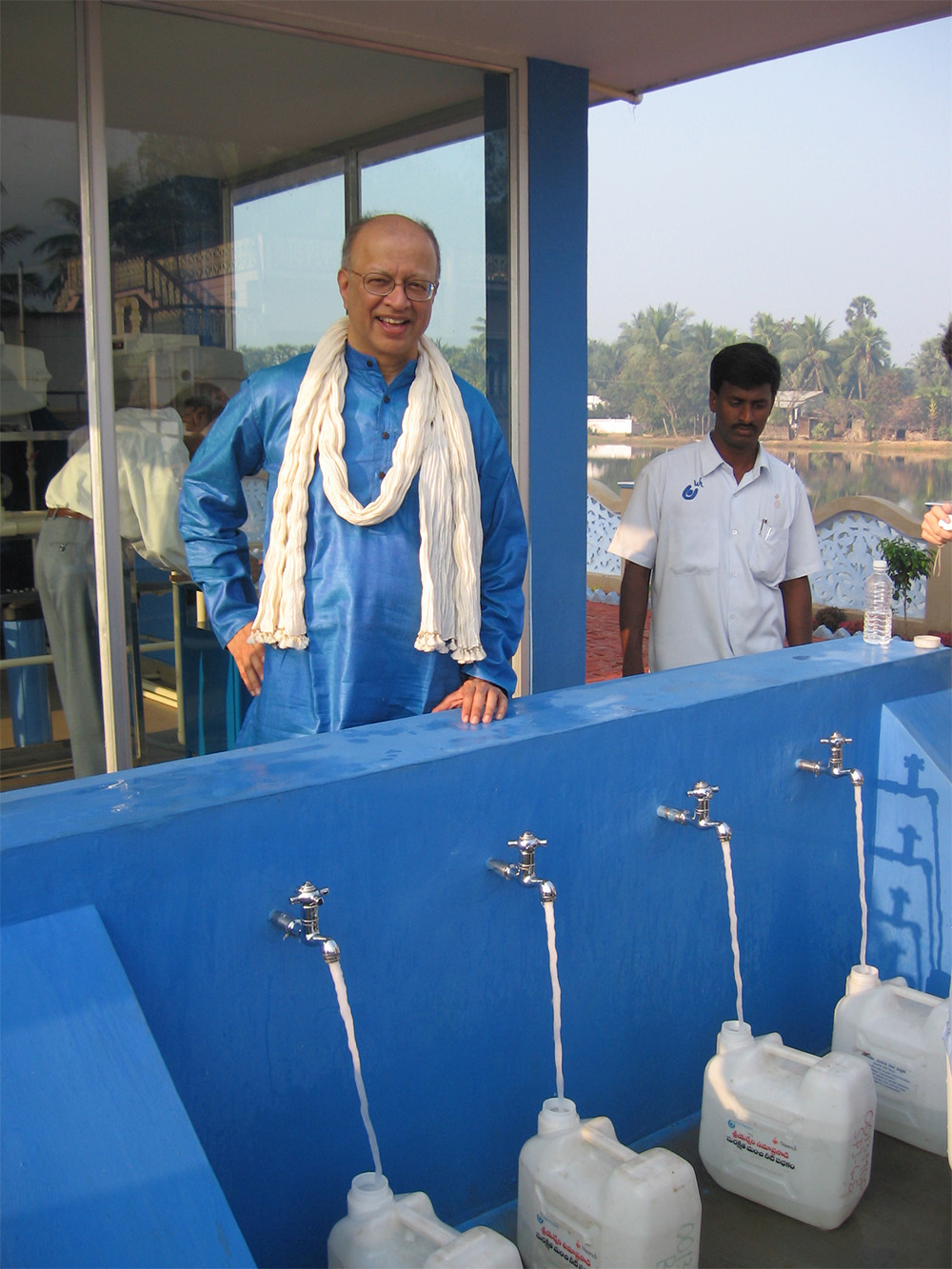 Ashok Gadgil at a safe drinking water station in Mudinepalli, India, built and operated by licensee WaterHealth International 2007. (Credit: Ashok Gadgil)