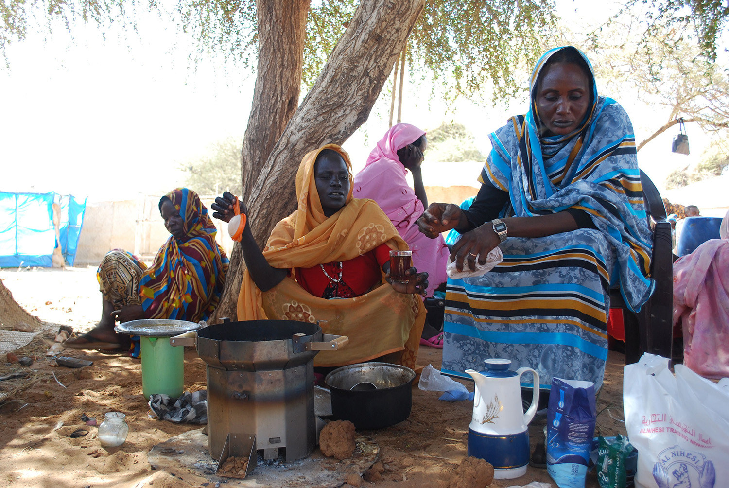  Darfur refugee women sharing tea made with the Berkeley-Darfur Stove. (Credit: Potential Energy)