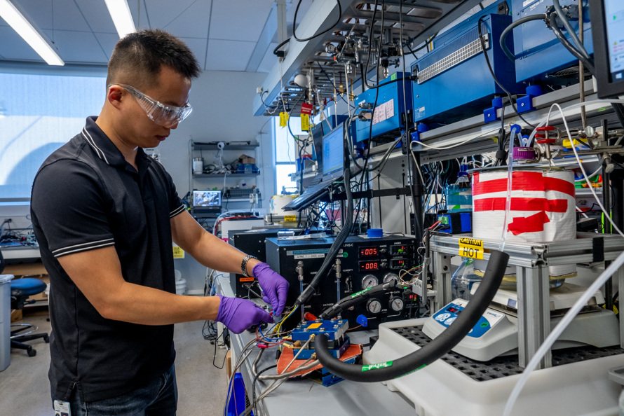 Xiong Peng sets up the system to test H2 production.