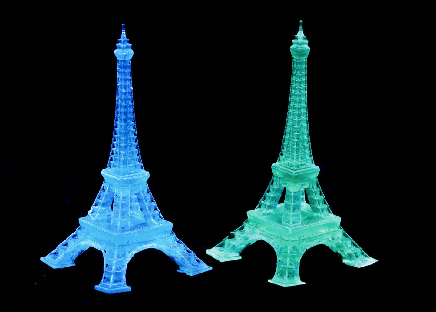  Eiffel Tower-shaped luminescent structures 3D-printed from supramolecular ink. Each 2-centimeter-tall device is fabricated from supramolecular ink that emits blue or green light when exposed to 254-nanometer ultraviolet light. (Credit: Peidong Yang and Cheng Zhu/Berkeley Lab. Courtesy of Science)